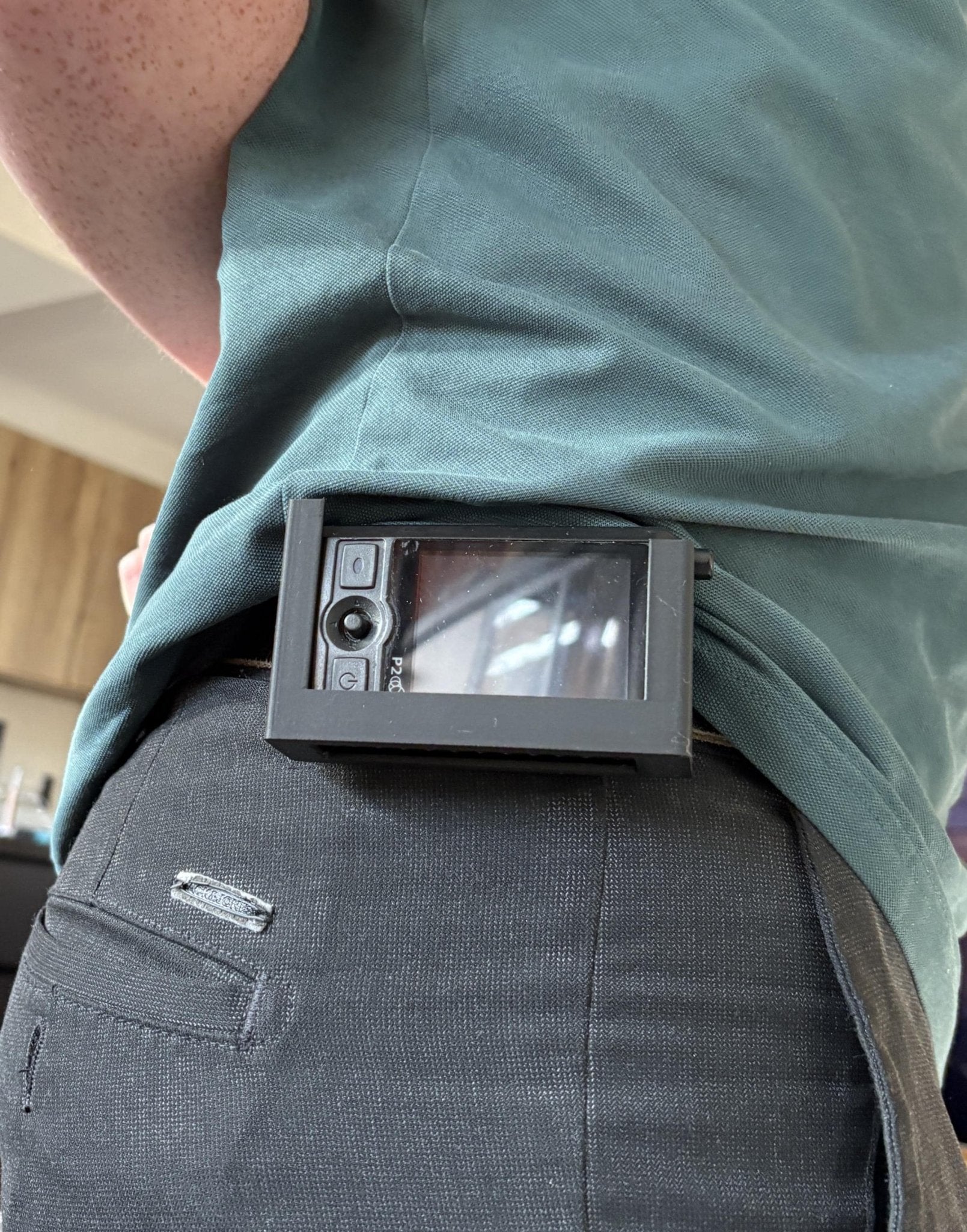 3D-geprinte Precom P2 pagerhouder aan een brandweerriem